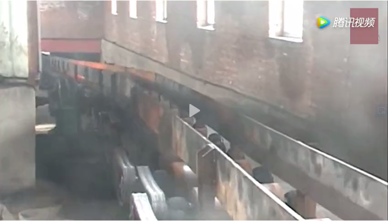 實拍軋鋼廠的壯觀場面，原來鋼筋都是這樣“扯”出來的